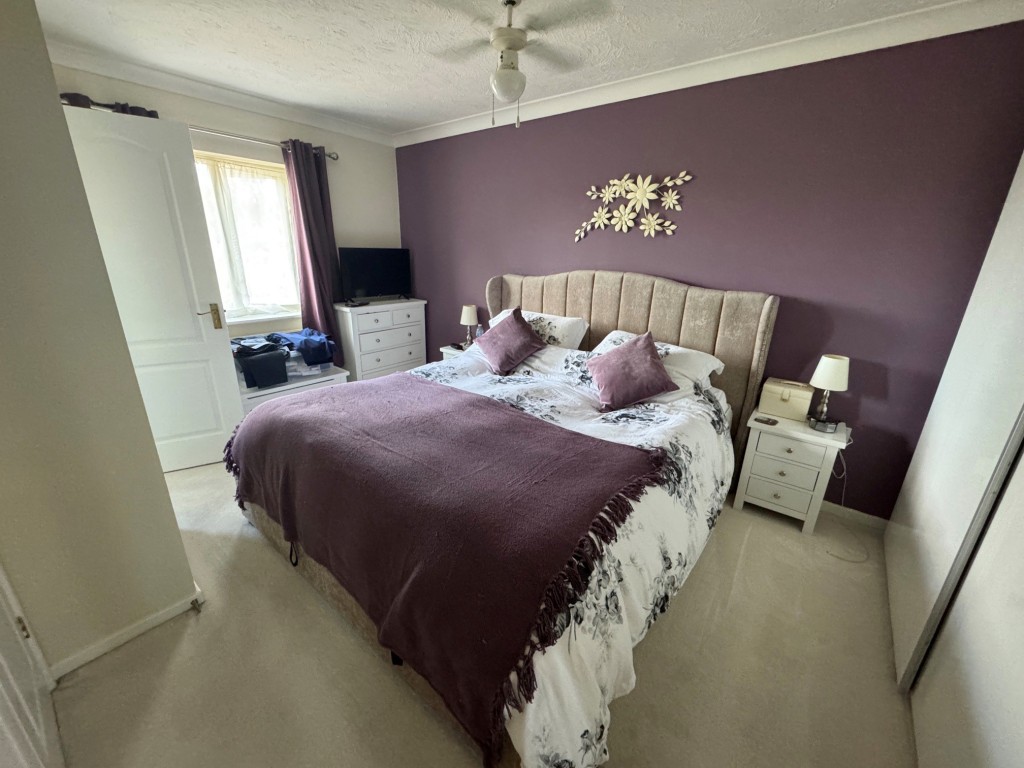 Lot: 164 - MODERN DETACHED THREE-BEDROOM HOUSE - A FREEHOLD RESIDENTIAL INVESTMENT - Bedroom 1